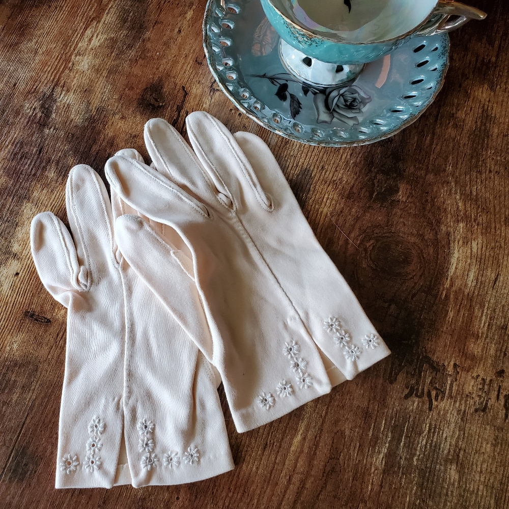 Vintage Peach Cotton Wrist Gloves